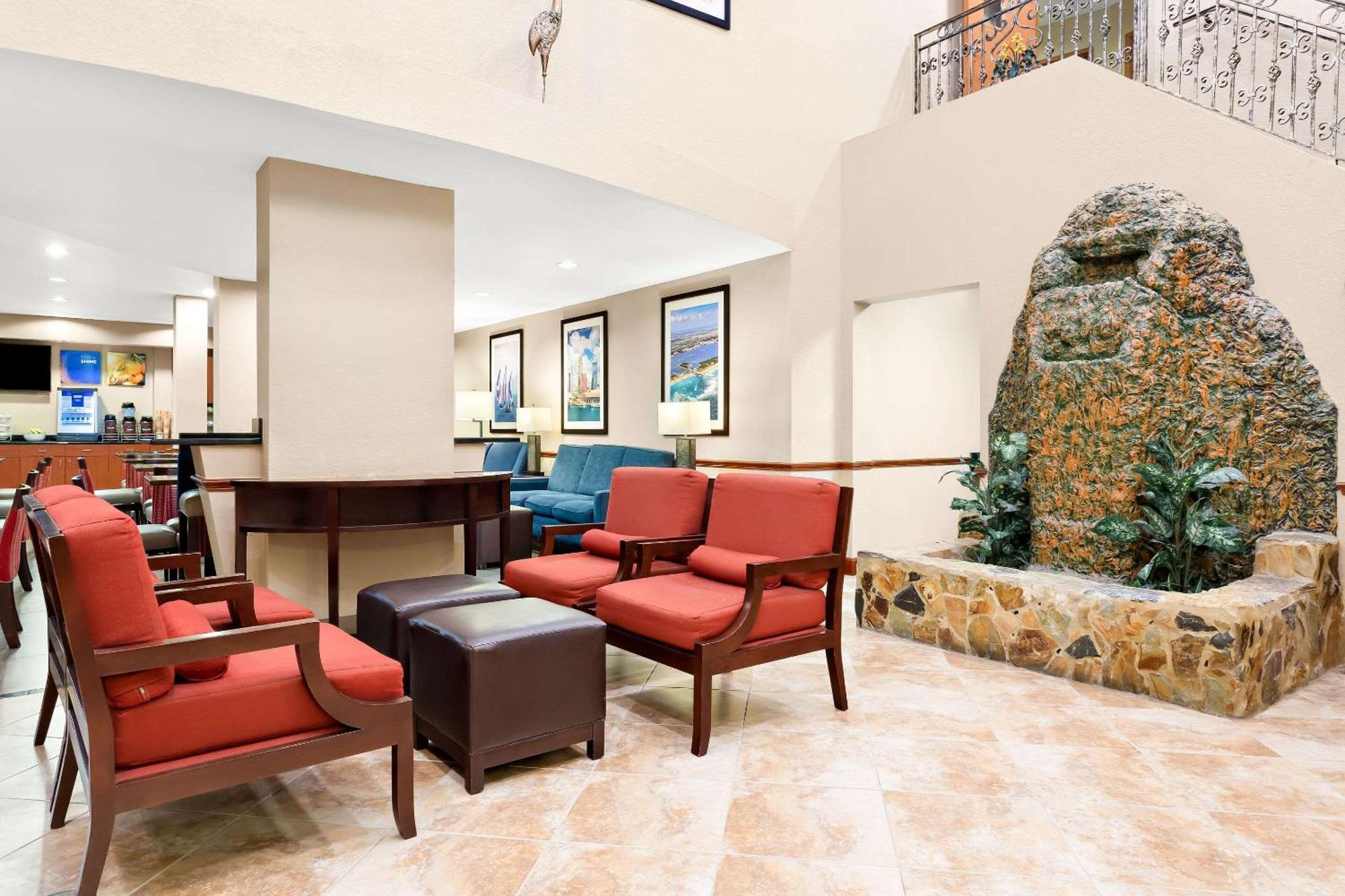 Comfort Suites Tampa Airport North West Chase Exterior foto